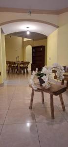 drewniana ławka z wazonem kwiatów w obiekcie Mi nuevo San Juan w mieście San Juan de los Lagos