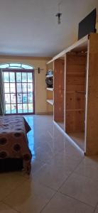 sypialnia z łóżkiem i dużym oknem w obiekcie Mi nuevo San Juan w mieście San Juan de los Lagos