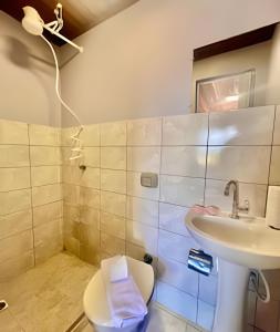 a bathroom with a sink and a toilet at #PéNaAreia em Matinhos Beach in Matinhos