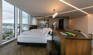 Postel nebo postele na pokoji v ubytování Tower Suites Reykjavík