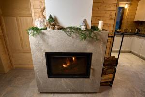 ein Steinkamin in einer Küche mit Weihnachtsdekoration in der Unterkunft Na Las Czas, Wilga in Wilga