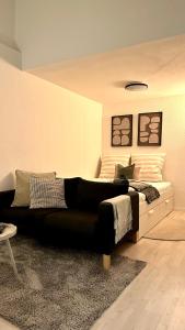 a living room with a couch in front of a bed at Charmante Ferienwohnung im Herzen von Winningen in Winningen