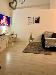 a living room with a couch and a table at Charmante Ferienwohnung im Herzen von Winningen in Winningen