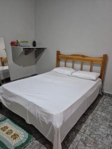 En eller flere senge i et værelse på Apartamento espaçoso em Cuiabá