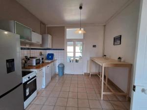 费康Les Petits Galets的带桌子和台面的厨房