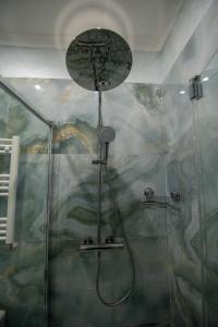 ein Bad mit einer Dusche und einem Wandgemälde in der Unterkunft Vibe Studio Centrul Vechi Craiova in Craiova + 7 Fotos