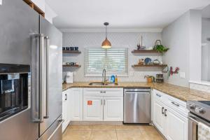 Кухня или мини-кухня в 3BR Cocoa Beach Oasis w Tiki Hut & Kayaks Walk to Beach
