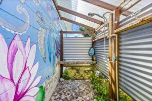 Фотография из галереи 3BR Cocoa Beach Oasis w Tiki Hut & Kayaks Walk to Beach в городе South Cocoa Beach