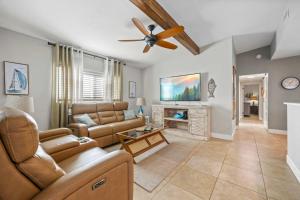 Телевизор и/или развлекательный центр в 3BR Cocoa Beach Oasis w Tiki Hut & Kayaks Walk to Beach