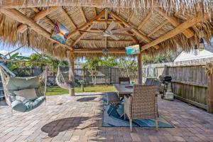 Патио или другая зона на открытом воздухе в 3BR Cocoa Beach Oasis w Tiki Hut & Kayaks Walk to Beach