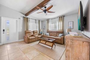 Телевизор и/или развлекательный центр в 3BR Cocoa Beach Oasis w Tiki Hut & Kayaks Walk to Beach +38 фотографий