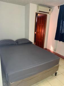 - un lit dans une pièce avec porte dans l'établissement Habitación Privada Casa Privada, à Granada