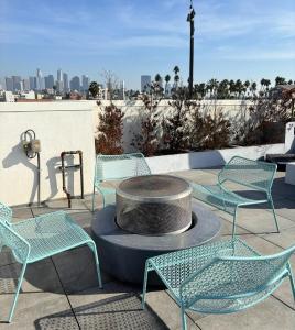 Ban công/sân hiên tại Modern Luxury Apartments in the Heart of Los Angeles