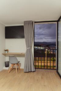 een kamer met een stoel en een raam met uitzicht bij Estancia del Alba in Cajamarca