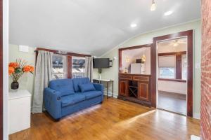 un soggiorno con un divano blu e una televisione di The City Climb a Guttenberg