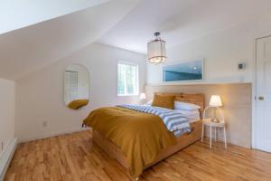 彻特西Lake Views, Hot Tub, Fireplace and Pool Table的卧室里有一张大床，床上铺着黄色毯子