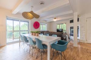 Un comedor con una mesa blanca y sillas azules en Lake Views, Hot Tub, Fireplace and Pool Table, en Chertsey 18 fotos más