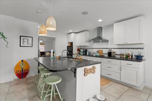 Кухня или мини-кухня в Secluded Coastal Retreat Walk to Beach
