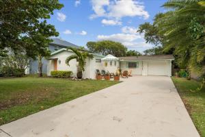 Сад в Secluded Coastal Retreat Walk to Beach +29 фотографий