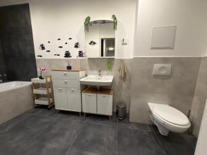 Ένα μπάνιο στο Mira Suites 2