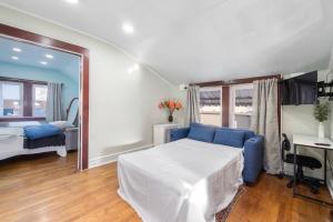 una camera da letto con un letto blu e uno specchio di The City Climb a Guttenberg