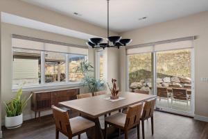 ein Esszimmer mit Tisch und Stühlen und Fenstern in der Unterkunft Trappers Ridge Home Stunning Mountain Views and Family Fun in Wolf Creek Village