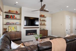 ein Wohnzimmer mit einem Ledersofa und einem Kamin in der Unterkunft Trappers Ridge Home Stunning Mountain Views and Family Fun in Wolf Creek Village