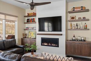 ein Wohnzimmer mit einem Kamin und einem Flachbild-TV in der Unterkunft Trappers Ridge Home Stunning Mountain Views and Family Fun in Wolf Creek Village