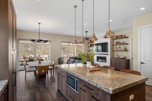 eine Küche und ein Wohnzimmer mit Tisch und ein Esszimmer in der Unterkunft Trappers Ridge Home Stunning Mountain Views and Family Fun in Wolf Creek Village