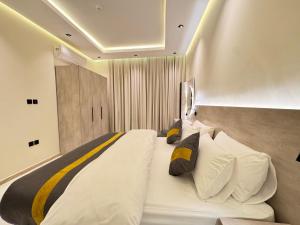 Ένα ή περισσότερα κρεβάτια σε δωμάτιο στο النخيل بارك للشقق المخدومة اقتصادي