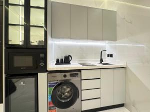 Η κουζίνα ή μικρή κουζίνα στο النخيل بارك للشقق المخدومة اقتصادي +30 φωτογραφίες