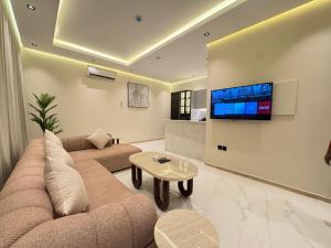 Μια τηλεόραση ή/και κέντρο ψυχαγωγίας στο النخيل بارك للشقق المخدومة اقتصادي