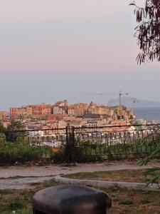 vista sulla città da dietro una recinzione di Marisella holidays house a Pozzuoli