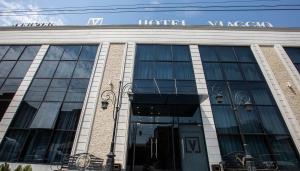 ein Gebäude mit dem Haupteingang zu einem Hochhaus in der Unterkunft Viaggio By Vg hotel in Yerevan