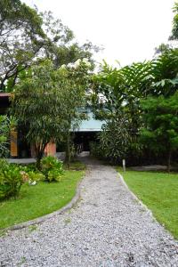 ボケテにあるONDA Boquete - En Desarrolloの木の家の前の砂利道