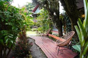 ボケテにあるONDA Boquete - En Desarrolloの庭園の木製デッキに座る椅子3脚 +77枚の写真
