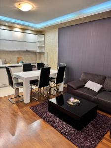 una sala de estar con un sofá y una mesa en Sajam Nest Apartment, en Novi Sad