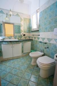 伊斯基亚Casa Don Peppino City Center的带马桶和水槽的浴室