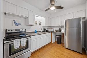 Кухня или мини-кухня в 1BR Beachside Classic 1 Min Walk to the Sand
