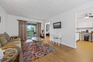 Кухня или мини-кухня в 1BR Beachside Classic 1 Min Walk to the Sand
