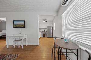 Фотография из галереи 1BR Beachside Classic 1 Min Walk to the Sand в городе Кейп-Канаверал