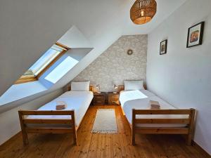 圣提里耶拉佩尔什L'Horizon - Domaine du Vertendre的阁楼卧室，有两张床和一扇窗户 更多50张照片