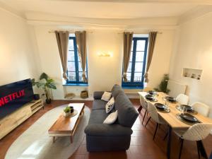 una sala de estar con un sofá y una mesa en Le Patio ※ Carnot, en Carcassonne