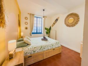 Un dormitorio con una cama y una ventana en Le Patio ※ Carnot, en Carcassonne