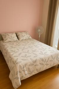 科尔贝埃索讷Omega Appartment的卧室内的一张床铺,配有白色棉被