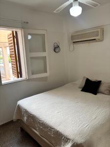 En eller flere senge i et værelse på Departamento amoblado, en centro