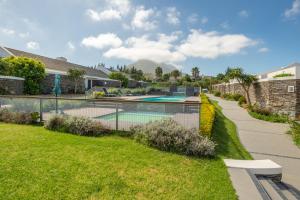 Bazén v ubytování Stellenbosch Luxury Apartments nebo v jeho okolí