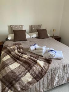 un letto con asciugamani e una coperta sopra di Marisella holidays house a Pozzuoli