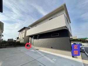 Un edificio con un frisbee rojo delante. en 大津町国際交流会館, en Ozu