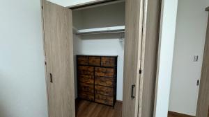 Un armario con puertas de madera y un armario con cajón. en 大津町国際交流会館, en Ozu 2 fotos más